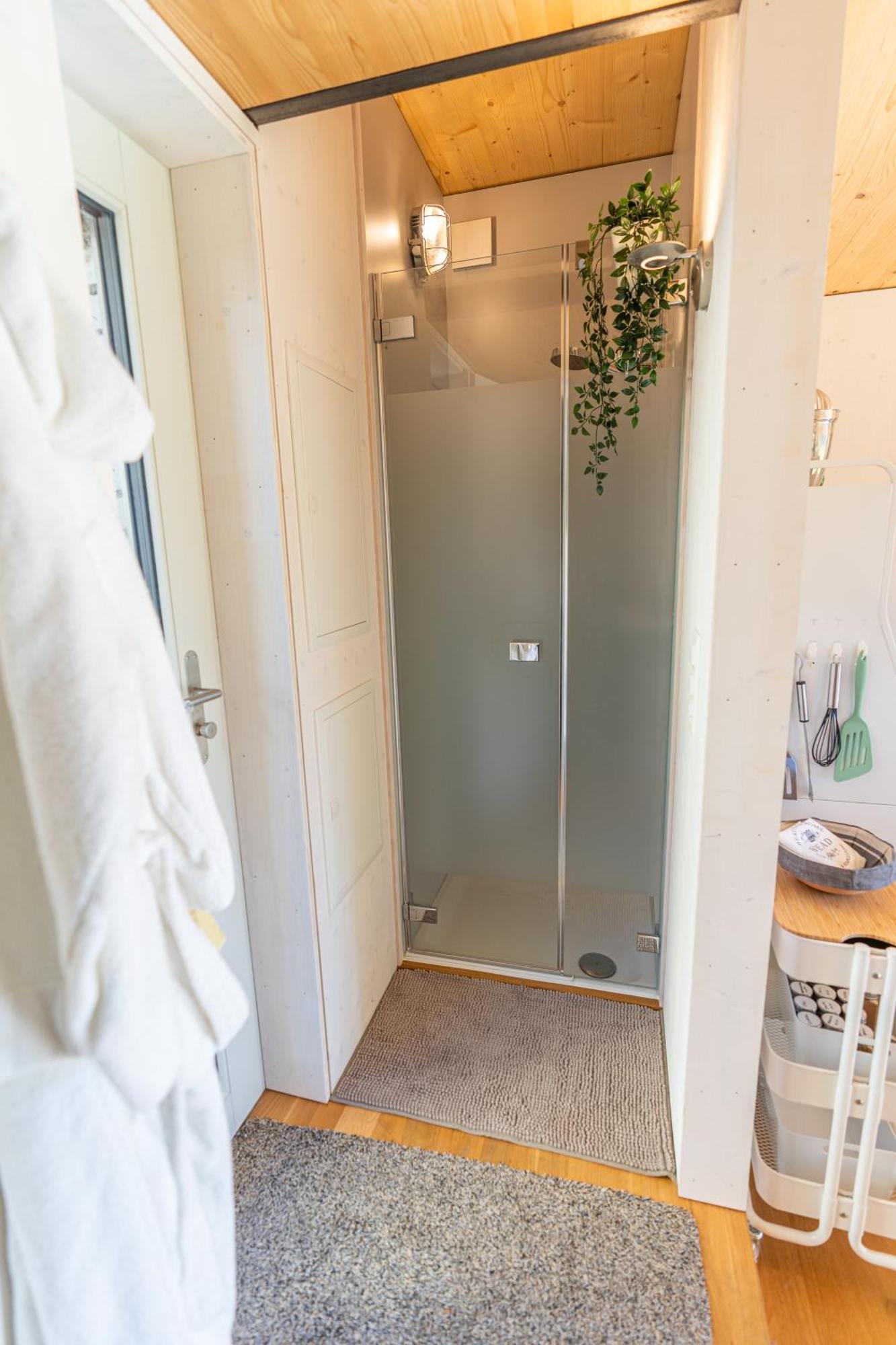 Tiny House Chez Claudine - Relaxen, Workspace, Naehe Thermen, Netflix, Free Parking & Wifi ブルック エクステリア 写真